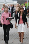 Straßenmode in Minsk. 09/2011 (Looks: rosane Lederjacke, schwarzer Blazer, weißer Rock)