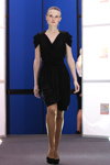 Pokaz BFC — BelTEXlegprom (ubrania i obraz: sukienka mini czarna, cienkie rajstopy cieliste, półbuty czarne)