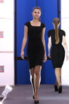 Ksenija Poczebut. Pokaz BFC — BelTEXlegprom (ubrania i obraz: sukienka mini czarna, półbuty czarne)