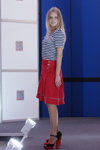 Pokaz ELEMA — BelTEXlegprom. Jesień 2012 (ubrania i obraz: spódnica czerwona, top pasiasty niebiesko-biały, cienkie rajstopy cieliste)