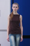 Pokaz KIM — BelTEXlegprom. Jesień 2012 (ubrania i obraz: top brązowy, jeansy błękitne)