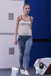 Pokaz KIM — BelTEXlegprom. Jesień 2012 (ubrania i obraz: top beżowy, jeansy niebieskie, skarpetki białe)
