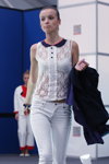 Показ ВАТ "Полісся" — БелТЕКСлегпром. Осінь 2012 (наряди й образи: білі джинси, біла гіпюрова блуза без рукавів)