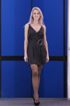 Pokaz Vitebsk STU — BelTEXlegprom. Jesień 2012 (ubrania i obraz: sukienka czarna, rajstopy brązowe, półbuty czarne, blond (kolor włosów))