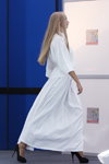 Pokaz Vitebsk STU — BelTEXlegprom. Jesień 2012 (ubrania i obraz: sukienka biała, szpilki czarne)