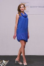 Pokaz BFC SS 2013. Część 1 (ubrania i obraz: sukienka niebieska, sandały białe)