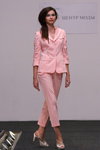 Desfile de BFC SS 2013. Parte 1 (looks: traje de pantalón rosa, sandalias de tacón blancas)