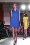 Modenschau von BFC SS 2013. Teil 2 (Looks: blaues Kleid, weiße Sandaletten)