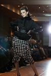 Ekskluzywny pokaz Białoruskiego Centrum Mody jesień-zima 2012/2013 (ubrania i obraz: żakiet czarny, spódnica czarno-biała)