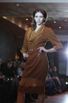 Desfile de BFC AW 2012/2013 (looks: vestido marrón, )