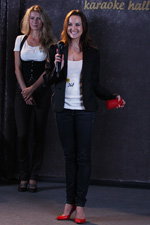 Casting von Lady X 2012 (Looks: schwarzer Blazer, weißes Top, rote Pumps, blaue Jeans)