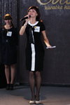 Casting de Lady X 2012 (looks: vestido de color blanco y negro, , zapatos de tacón grises)