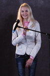 Casting von Lady X 2012 (Looks: blaue Jeans, weißer Blazer, blonde Haare, rosaner Pullover)