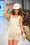 Показ BonBon Lingerie — Дефиле на Неве SS2013 (наряды и образы: белая гипюровая ночная сорочка, белая шляпа)