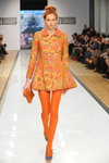 Показ OLIAMARCOVICH — Дефиле на Неве SS2013 (наряды и образы: оранжевое платье с принтом, оранжевый клатч, оранжевые колготки)