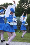 Юні барабанщиці у Гомелі (наряди й образи: блакитний берет, білі колготки, блакитна спідниця міні плісе, чорні туфлі)