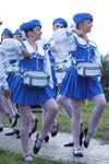Юні барабанщиці у Гомелі (наряди й образи: блакитний берет, білі колготки, блакитна спідниця міні плісе, чорні туфлі)