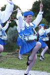 Drummer girls (Looks: himmelblaue Baskenmütze, weiße Strumpfhose, himmelblauer plissierter Mini Rock, schwarze Pumps)