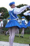 Юные барабанщицы в Гомеле (наряды и образы: белые колготки, голубой берет, голубая юбка мини плиссе)