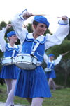 Drummer girls (Looks: himmelblaue Baskenmütze, himmelblauer plissierter Mini Rock)