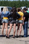Festiwal "Ekstremalny przełom" w Ziabrowce (ubrania i obraz: kurtka dżinsowa błękitna, jeansowe szorty błękitne, szorty szare, jeansowe szorty błękitne)