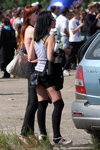 Ekstrim proryv 2012 (Looks: rosanes Top, schwarze Jeans, rote Sandaletten, weißes Top, schwarze Overknees, weiße Pumps, Sonnenbrille)