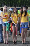 Festiwal "Ekstremalny przełom" w Ziabrowce (ubrania i obraz: top żółty, jeansowe szorty błękitne, półbuty czarne)