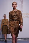 Modenschau von Exercise 2012 (Looks: braunes Kleid mit Leopard Druck, braune Handtasche)