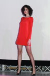 Desfile de Fashion Bazaar (looks: vestido rojo, vestido rojo corto, zapatos de tacón negros)