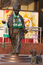 памятник известному советскому клоуну Карандашу в Гомеле 2 августа 2012 года. Фотофакт: бронзовый клоун Карандаш стал болельщиком ФК "Гомель"