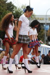 Marta Żdaniuk, Erżena Sanżyjewa, Tacciana Boruk. Fotofakt: dziewczyny z "Jamajki" (ubrania i obraz: podkolanówki białe, półbuty czarne, bluzka z krótkim rękawem biała, spódnica w kratę mini)