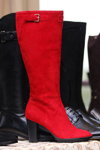 Обувь сезонов "осень-зима 2012" и "весна-лето 2013" от столичных производителей (наряды и образы: замшевые красные сапоги)