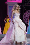 Wiktoryja Szawel. Finał — Miss Białorusi 2012 (ubrania i obraz: suknia wieczorowa biała, blond (kolor włosów))