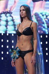 Maryja Łukjanczyk. Pokaz w strojach kąpielowych — Miss Białorusi 2012 (ubrania i obraz: strój kąpielowy czarny)