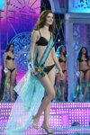 Maryna Kaslowa. Vorführung der Bademoden — Miss Belarus 2012 (Looks: schwarzer Badeanzug)