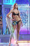 Mariya Lukyanchik. Vorführung der Bademoden — Miss Belarus 2012 (Looks: schwarzer Badeanzug, silberne Sandaletten)