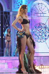 Iryna Saljanskaja. Vorführung der Bademoden — Miss Belarus 2012 (Looks: schwarzer Badeanzug)