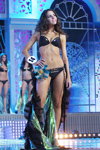 Vorführung der Bademoden — Miss Belarus 2012 (Looks: schwarzer Badeanzug)