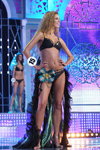 Weranika Gischkeluk. Vorführung der Bademoden — Miss Belarus 2012 (Looks: schwarzer Badeanzug)