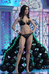 Desfile de trajes de baño — Miss Belarús 2012 (looks: bañador negro, sandalias de tacón plateadas)