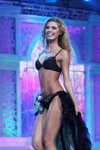 Weranika Gischkeluk. Vorführung der Bademoden — Miss Belarus 2012 (Looks: schwarzer Badeanzug)