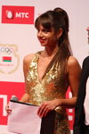 Lucie Lushchyk. Preisverleihung. Belarusian Olympic champions. Teil 1 (Looks: goldenes Abendkleid mit Ausschnitt)