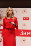 Anna Sharkunova. Preisverleihung. Belarusian Olympic champions. Teil 1 (Looks: rotes Abendkleid, blonde Haare)