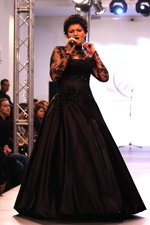 Elena Sinyavskaya
 — ...mit liebe zu Wien! (looks: vestido de noche negro)