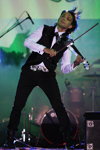 Oleg Paula. Fotofakt. PALLADIUM Electric Band (ubrania i obraz: koszula biała, kamizelka czarna, kozaki czarne, spodnie czarne)