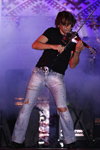 Oleg Paula. Fotofakt. PALLADIUM Electric Band (ubrania i obraz: jeansy z podartymi nogawkami szare, koszulka czarna)