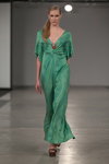 Modenschau von Anna LED — Riga Fashion Week SS13 (Looks: grünes Kleid mit Ausschnitt)
