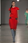 Показ Anna LED — Riga Fashion Week SS13 (наряди й образи: червона сукня, сірі чоботи)