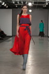Modenschau von Anna LED — Riga Fashion Week SS13 (Looks: rotes Kleid)