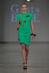 Desfile de Gints Bude — Riga Fashion Week SS13 (looks: vestido verde, sandalias de tacón negras)